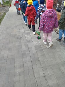 Дети подготовительной группы идут на экскурсию в Комсомольский парк